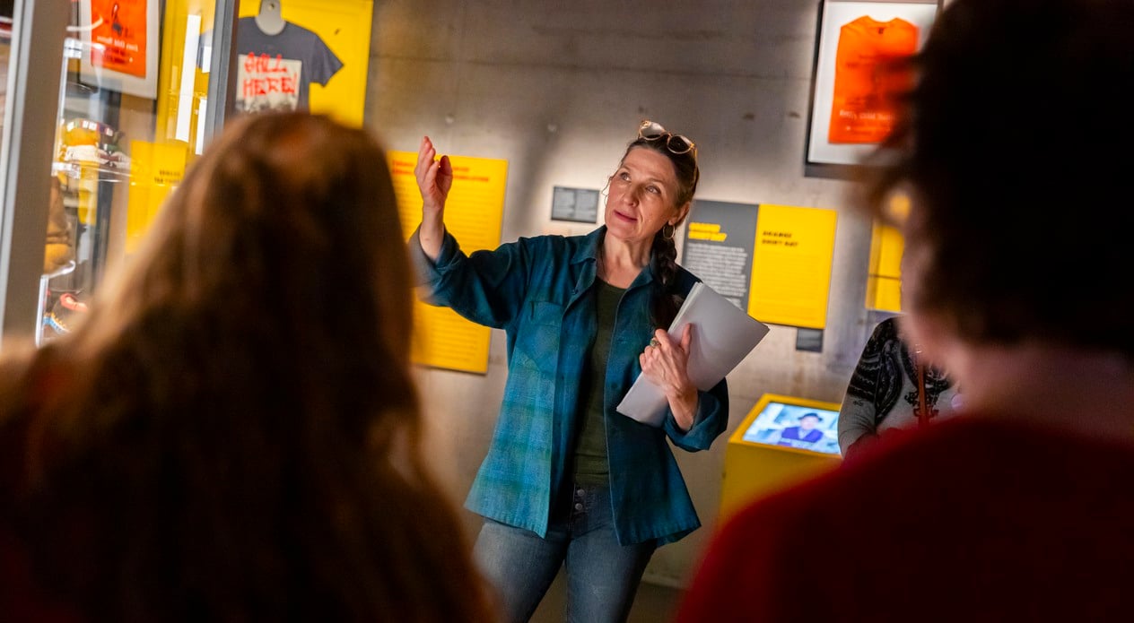 Rebecka Karlsdotter, textilkonservator, håller i en visning i utställningen Native American Fashion