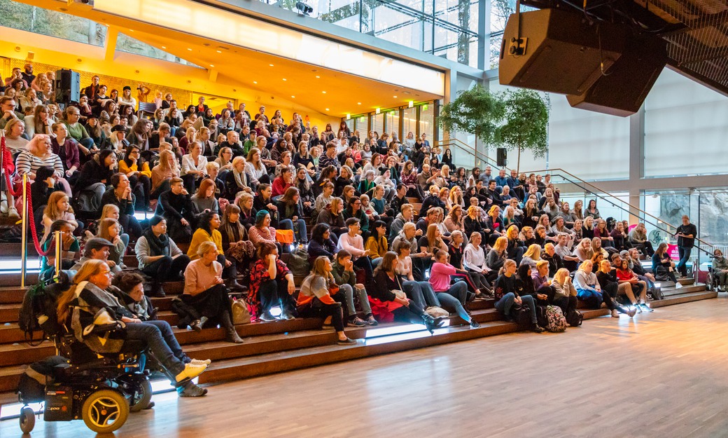 Publik i Trappan på Världskulturmuseet