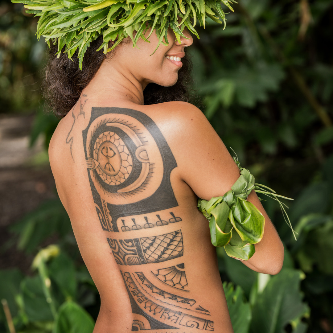 Teruria showing her back tattoos