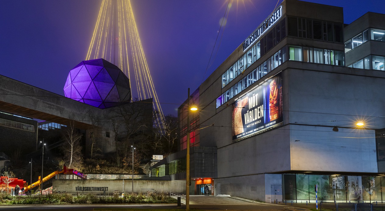 Kvällsbilder på VKMs fasad och förplats