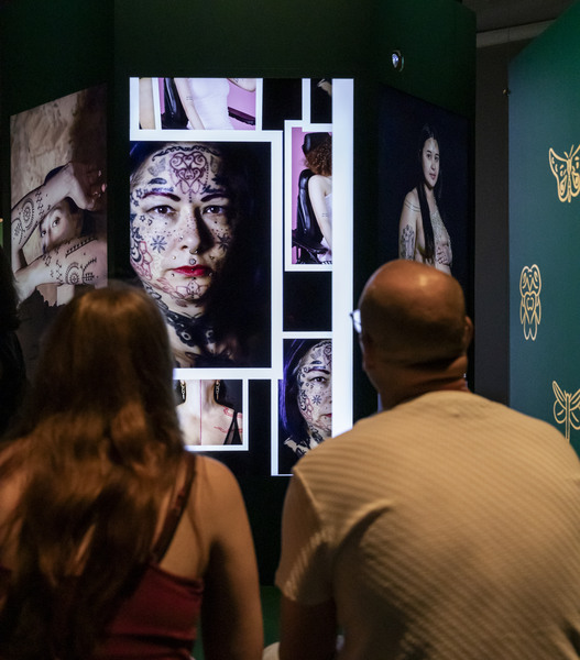 Invigning av utst&auml;llningen Tatau p&aring; V&auml;rldskulturmuseet l&ouml;rdag den 27 juni 2026.