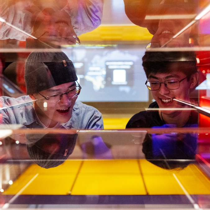 Two kids plaing a game. Photo.