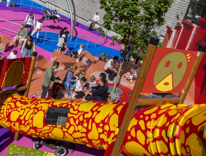 Uteplatsen Torget fylld med folk under Mini-festivalen