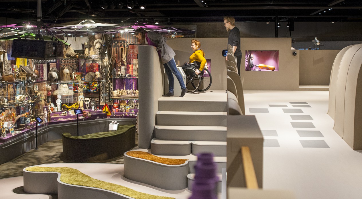 Tre personer i utst&auml;llningen tillsammans