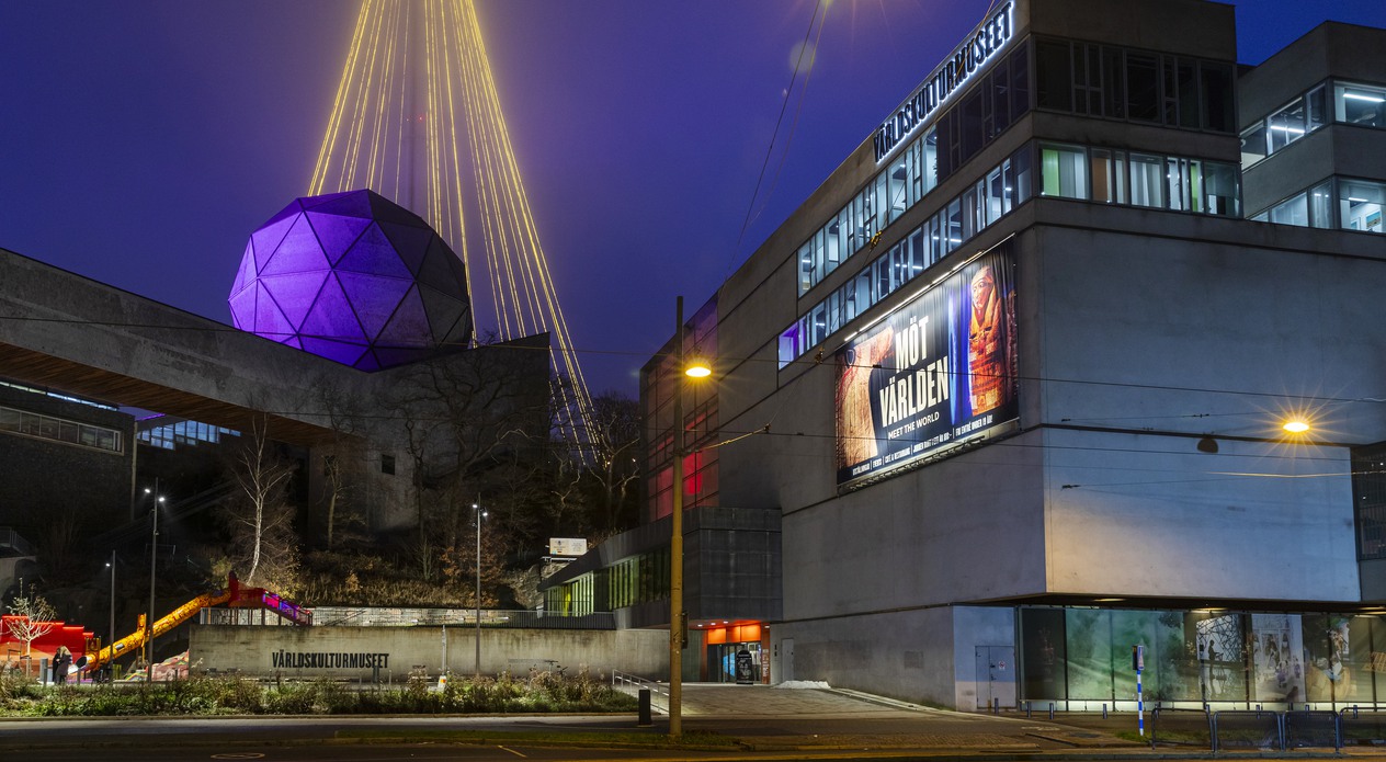 Kvällsbilder på VKMs fasad och förplats