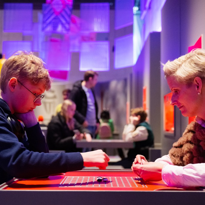 Två personer spelar spel. Foto. 