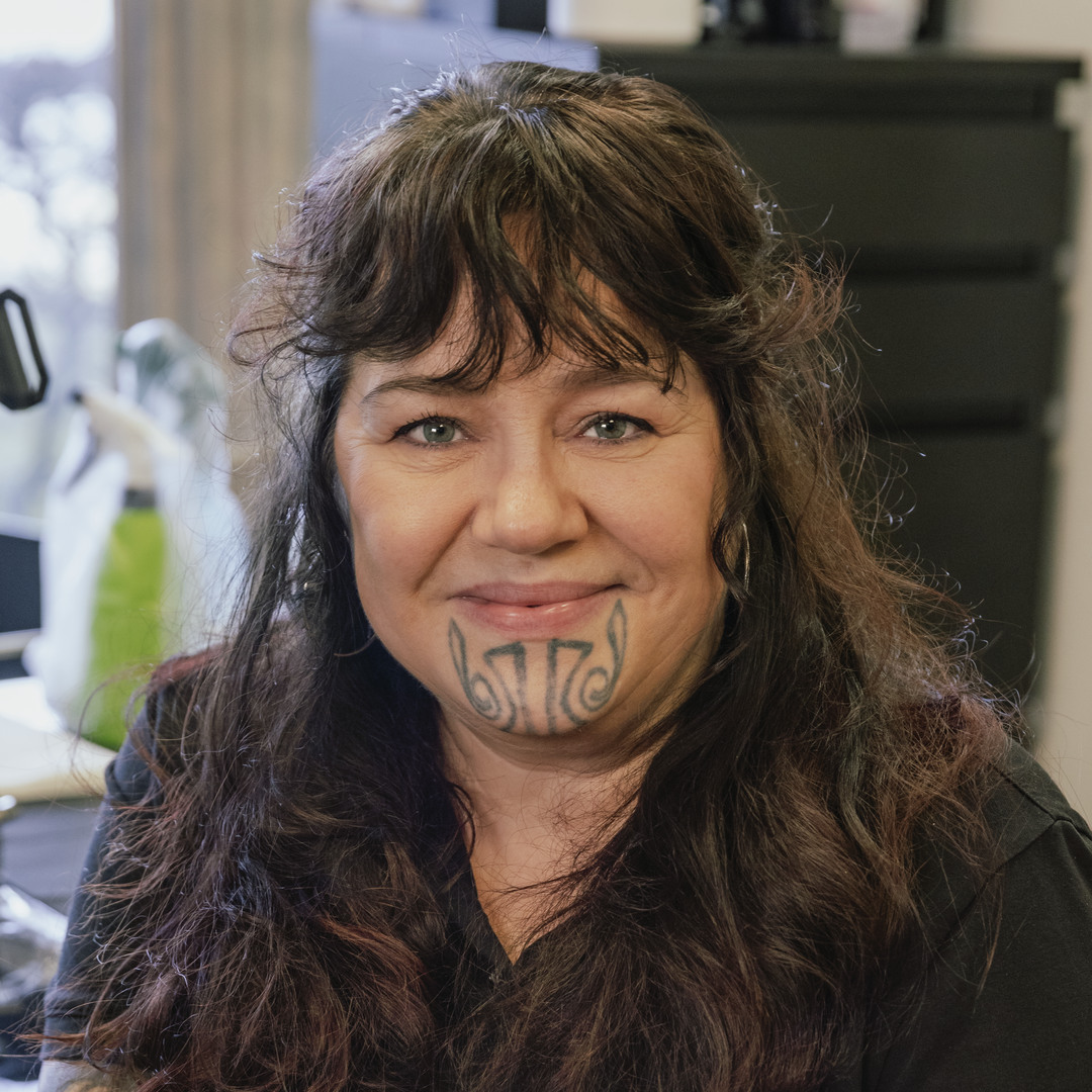 Porträttbild på tatueraren Heidi Hay i sin studio i Göteborg våren 2026. Bilden ska användas i utställningen Tatau som öppnas på Världskulturmuseet sommaren 2026.