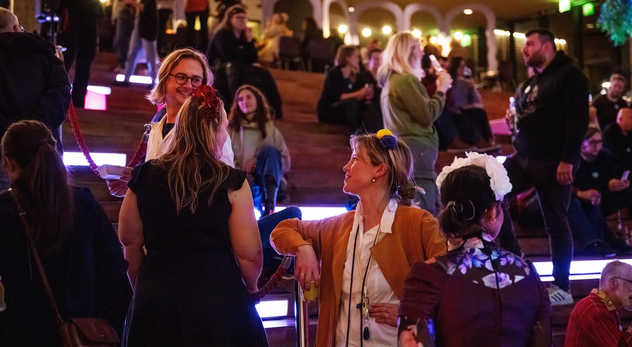 männsikor som samtalar i museets stora trappa