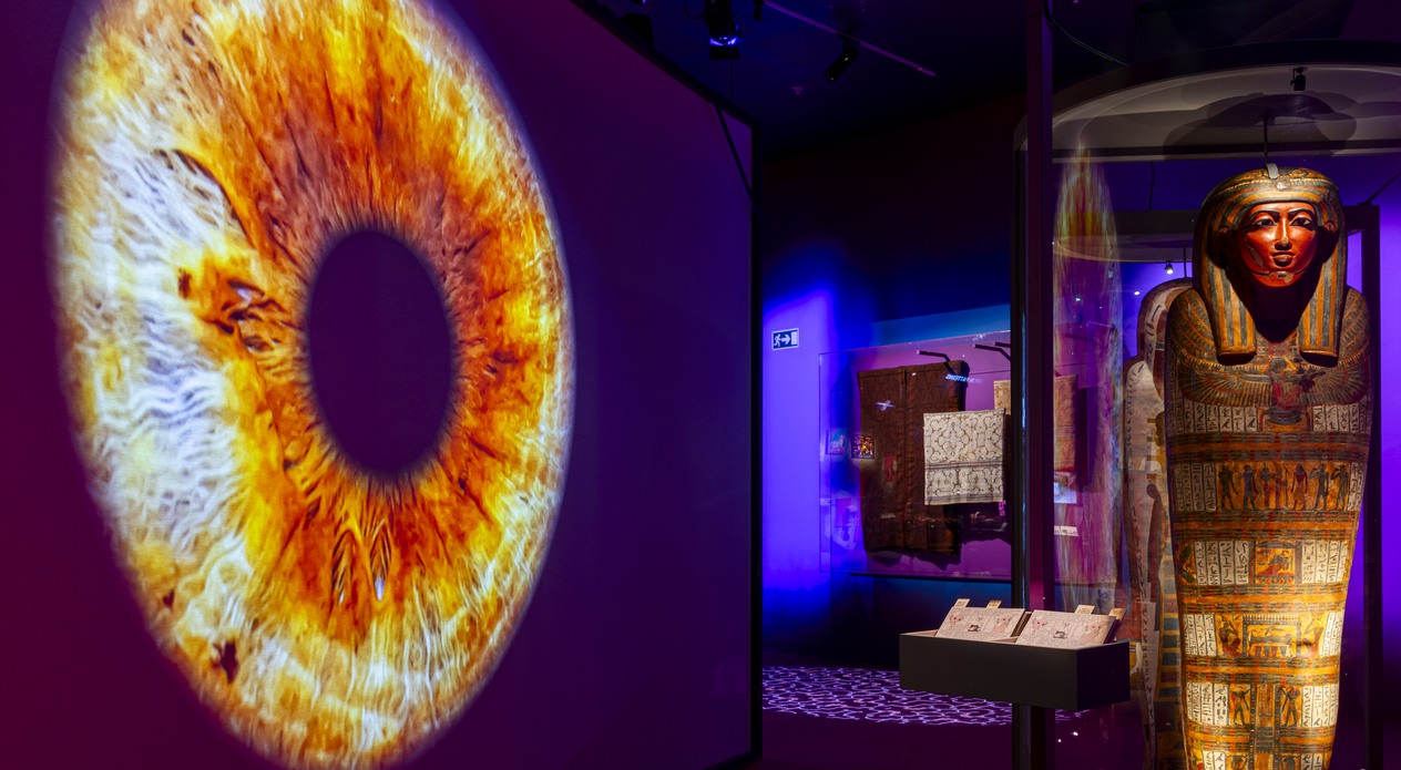 Interiörbilder från utställningen Existens på Världskulturmuseet, hösten 2025