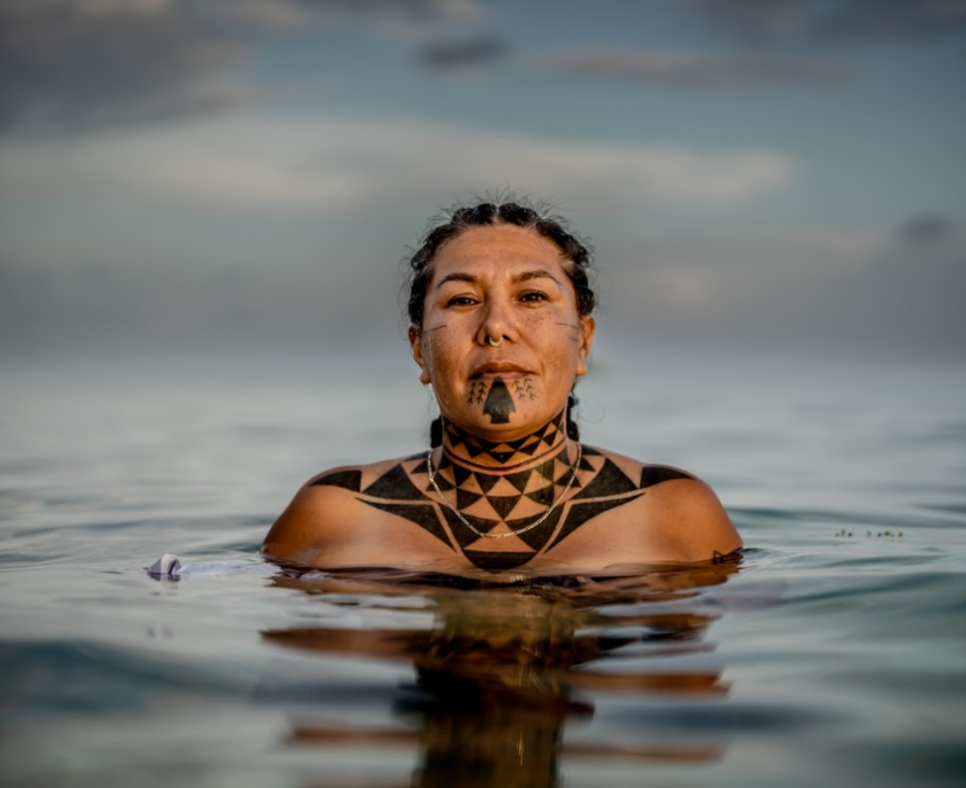 Kanahus “Freedom” Manuel"Den här tatueringen är en krigartatuering som representerar Secwepemc- och Ktunaxa-bergen, som vi kämpar för att försvara mot nybyggarkolonialismens Kanada. Tatueringarna är ett sätt att avkolonisera kroppen. De är också en sorts juridiska och historiska dokument som förbinder bäraren till specifika förfäder, territorier och ansvar inom stammen.” Kanahus ”Freedom” Manuel är en känd urfolksaktivist som tillhör folket Secwépemc (Shuswap) och Ktunaxa i British Columbia, Kanada. Hon arbetar med att återuppliva traditionella tatueringstraditioner i Nordamerika, särskilt hos sitt eget folk.Hon är en förespråkare för traditionella tatueringsmetoder som hand-poke (handstickning) där mönstret sys in i huden med nål och tråd.Tatueringsmotiv: Nahaan, en urfolkskonstnär från Tliingit-folketTatuerad av: Dion Kaszas, en tatuerare från urfolket First Nations i Nova Scotia (2022).