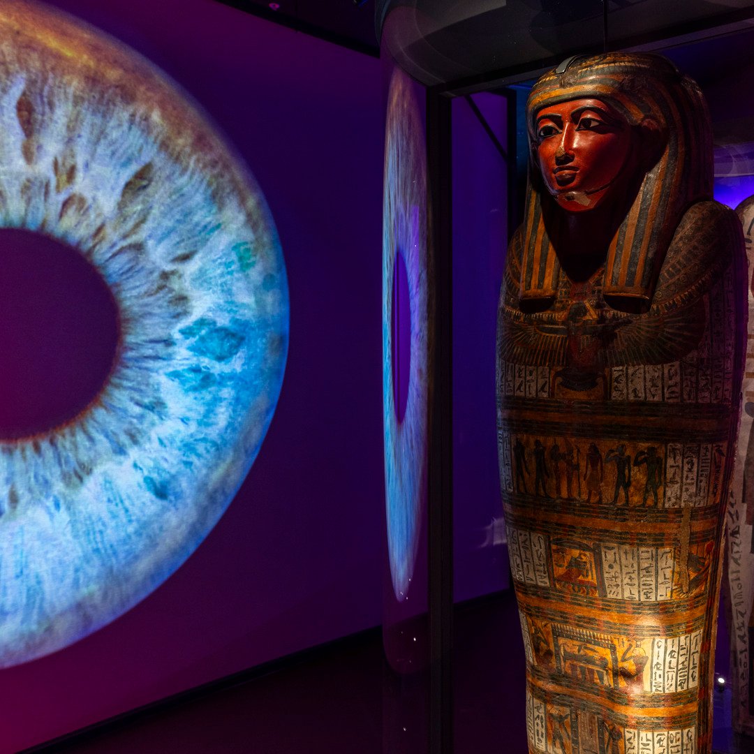 En sarkofag och en projektion avett stort öga