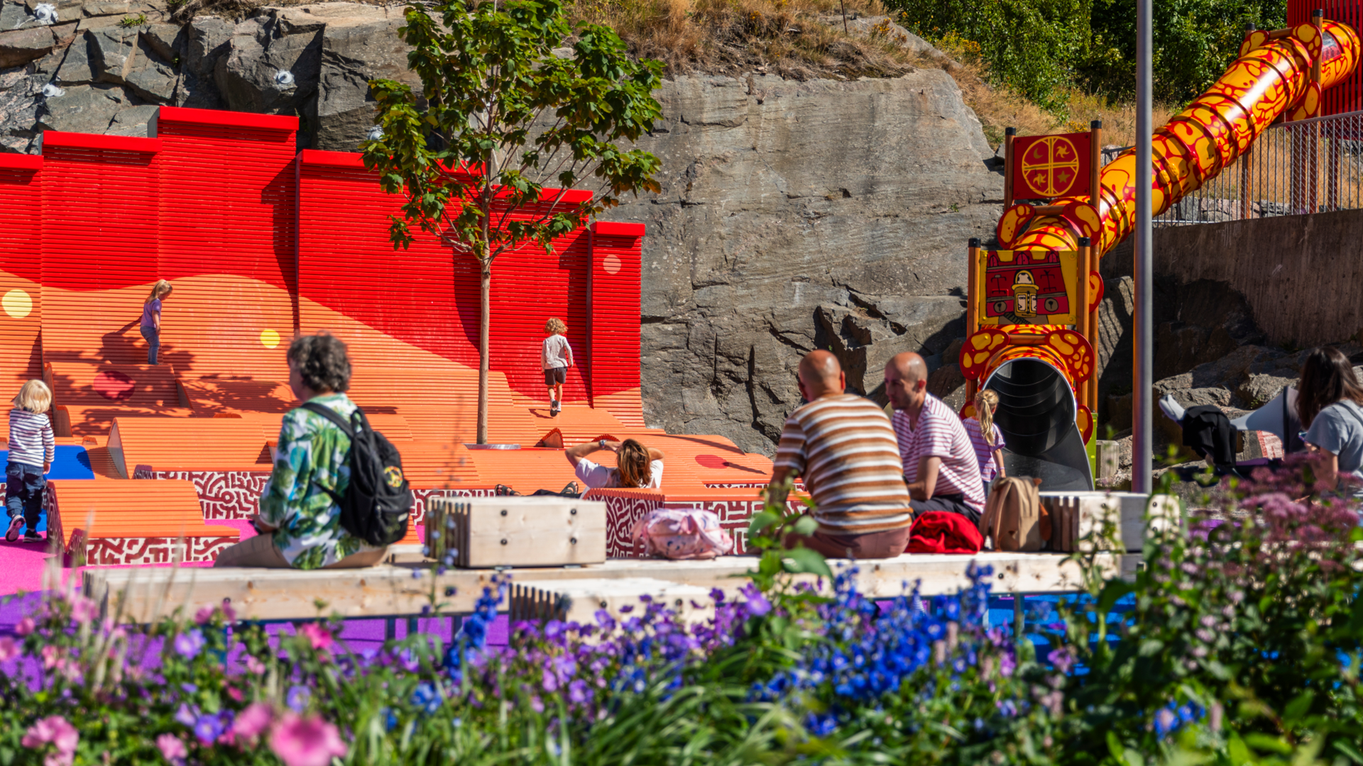 Lekplats med människor